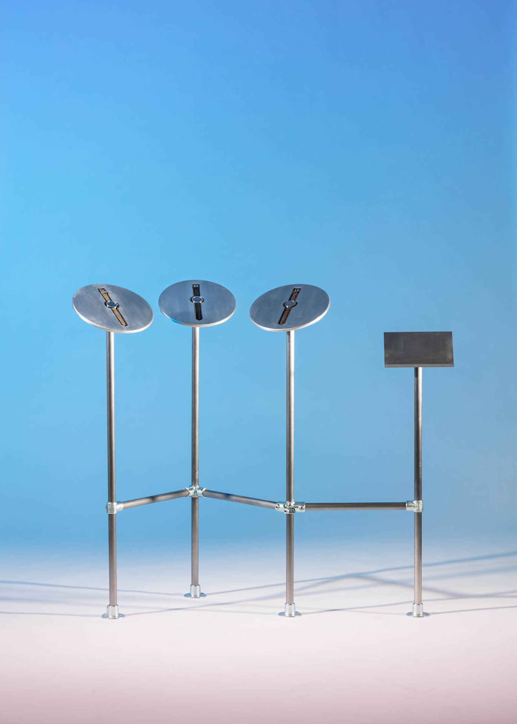 scénographie support de montre structure métallique